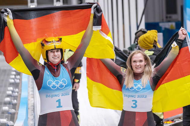 Bilder des Jahres 2022, Sport 02 Februar Sport Themen der Woche KW06 Sport Bilder des Tages CHN, Olympische Winterspiele, Peking 2022 08.02.2022, National Sliding Centre, Yanqing, CHN, Olympische Winterspiele, Peking 2022, Rodeln, Einsitzer, Damen, 4. Lauf, im Bild v.l. Natalie Geisenberger (GER), Anna Berreiter (GER) f.l. Natalie Geisenberger of Germany, Anna Berreiter of Germany reacts after her 4th run of women s Luge single seater competition for the Winter Olympic Games, Olympische Spiele, Olympia, OS Beijing 2022. National Sliding Centre in Yanqing, China on 2022 02 08. Yanqing China National Sliding Centre