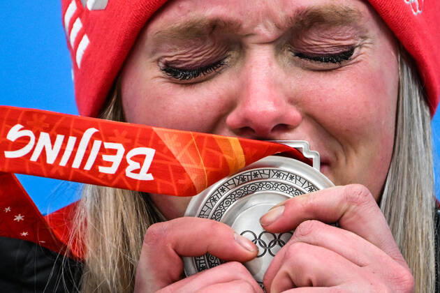 China Olympics 2022 Medal Ceremony 8108692 08.02.2022 Sliver medalist Germany s Anna Berreiter reacts during the medal ceremony after the women s singles luge event of the Beijing 2022 Winter Olympic Games, Olympische Spiele, Olympia, OS at the National Sliding Centre in Yanqing, China. Vladimir Astapkovich Sputnik Yanqing China  Copyright: xVladimirxAstapkovichx