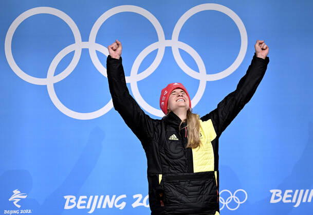 Sport Bilder des Tages GEISENBERGER Natalie Team GER Olympiasiegerin Rodeln der Frauen Siegerehrung am Dienstag den 08.02.2022 in Yanqing Olympische Winterspiele 2022 in Peking China