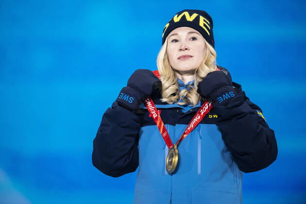 220209 Jonna Sundling of Sweden with her gold medal at the medal ceremony for women s cross-country skiing sprint during day 5 of the 2022 Winter Olympics on February 9, 2022 in Zhangjiakou. Photo: Jon Olav Nesvold BILDBYRAN COP 217 JE0033 skidor cross-country skiing langrenn Olympic Games, Olympische Spiele, Olympia, OS olympics winter olympics os ol olympiska spel vinter-os olympiske leker peking peking 2022 beijing 2022 beijing 2022 olympic games beijing 2022 winter olympic games peking-os beijing-ol vinter-ol 5 bbeng medaljeseremoni medaljceremoni medal ceremony sverige guld Copyright: JONxOLAVxNESVOLD BB220209JE054