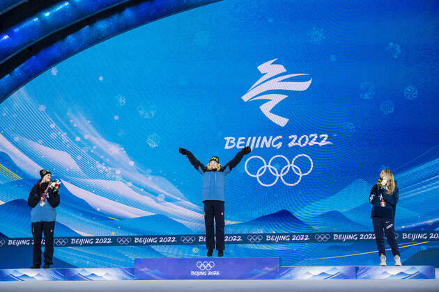 220209 Maja Dahlqvist of Sweden, Jonna Sundling of Sweden and Jessie Diggins of USA celebrate at the medal ceremony for women s cross-country skiing sprint during day 5 of the 2022 Winter Olympics on February 9, 2022 in Zhangjiakou. Photo: Jon Olav Nesvold BILDBYRAN COP 217 JE0033 skidor cross-country skiing langrenn Olympic Games, Olympische Spiele, Olympia, OS olympics winter olympics os ol olympiska spel vinter-os olympiske leker peking peking 2022 beijing 2022 beijing 2022 olympic games beijing 2022 winter olympic games peking-os beijing-ol vinter-ol 5 bbeng medaljeseremoni medaljceremoni medal ceremony jubel Copyright: JONxOLAVxNESVOLD BB220209JE075