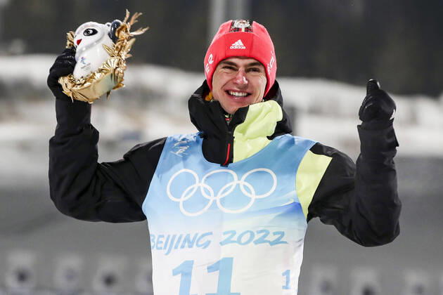 Bilder des Jahres 2022, Sport 02 Februar Sport Themen der Woche KW06 Sport Bilder des Tages OLYMPICS - Winter Olympic Games, Olympische Spiele, Olympia, OS Beijing 2022 ZHANGJIAKOU,CHINA,09.FEB.22 - OLYMPICS, NORDIC SKIING, NORDIC COMBINED, CROSS COUNTRY - Winter Olympic Games Beijing 2022, 10km Gundersen, men. Image shows the rejoicing of Vinzenz Geiger (GER). GEPAxpictures xPatrickxSteiner