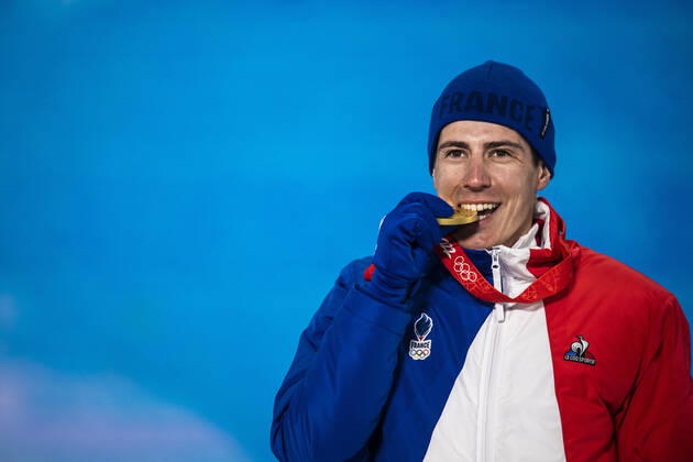 Sport Bilder des Tages 220209 Quentin Fillon Maillet of France celebrates with his gold medal at the medal ceremony for men s biathlon 20 km individual during day 5 of the 2022 Winter Olympics on February 9, 2022 in Zhangjiakou. Photo: Jon Olav Nesvold BILDBYRAN COP 217 JE0033 skidor cross-country skiing langrenn Olympic Games, Olympische Spiele, Olympia, OS olympics winter olympics os ol olympiska spel vinter-os olympiske leker peking peking 2022 beijing 2022 beijing 2022 olympic games beijing 2022 winter olympic games peking-os beijing-ol vinter-ol 5 bbeng medaljeseremoni medaljceremoni medal ceremony guld Copyright: JONxOLAVxNESVOLD BB220209JE107