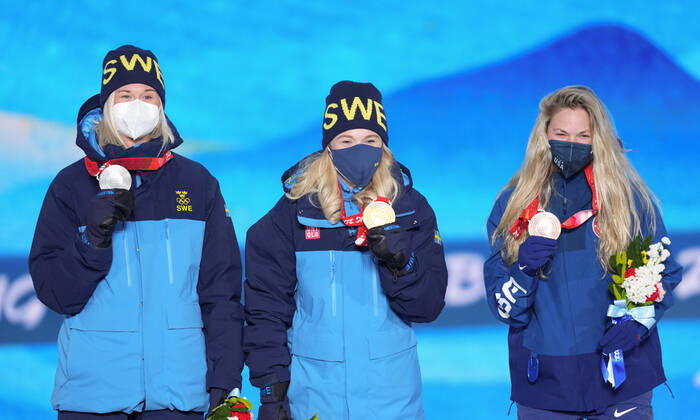 (220209) -- ZHANGJIAKOU, Feb. 9, 2022 -- Gold medalist Jonna Sundling (C) and Silver medalist Maja Dahlqvist (L) of Sweden, Bronze medalist Jessie Diggins of the United States pose for photos during the awarding ceremony of women s cross-country skiing sprint free at Zhangjiakou Medals Plaza of the Winter Olympics in Zhangjiakou, north China s Hebei Province, Feb. 9, 2022. ) (BEIJING2022)CHINA- ZHANGJIAKOU-OLYMPIC Winter games, Winterspiele,Spiele, Summer games AWARDING CEREMONY (CN) DingxTing 