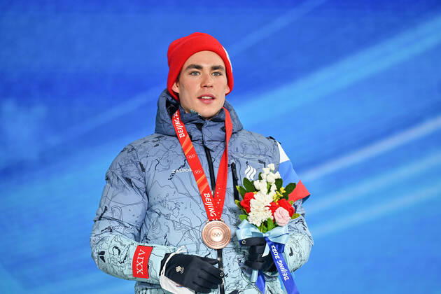 (220209) -- ZHANGJIAKOU, Feb. 9, 2022 -- Bronze medalist Alexander Terentev of ROC reacts during the awarding ceremony of men s cross-country skiing sprint free at Zhangjiakou Medals Plaza of the Winter Olympics in Zhangjiakou, north China s Hebei Province, Feb. 9, 2022. ) (BEIJING2022)CHINA- ZHANGJIAKOU-OLYMPIC Winter games, Winterspiele,Spiele, Summer games AWARDING CEREMONY (CN) GuoxCheng 