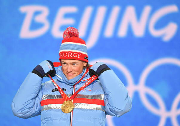(220209) -- ZHANGJIAKOU, Feb. 9, 2022 -- Gold medalist Johannes Hoesflot Klaebo of Norway reacts during the awarding ceremony of men s cross-country skiing sprint free at Zhangjiakou Medals Plaza of the Winter Olympics in Zhangjiakou, north China s Hebei Province, Feb. 9, 2022. ) (BEIJING2022)CHINA- ZHANGJIAKOU-OLYMPIC Winter games, Winterspiele,Spiele, Summer games AWARDING CEREMONY (CN) GuoxCheng 