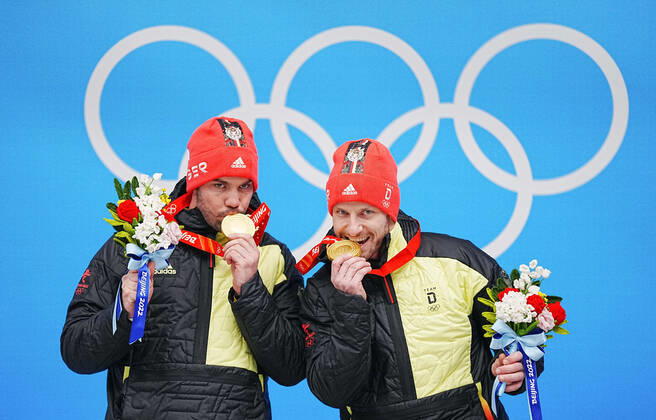 (220209) -- BEIJING, Feb. 9, 2022 -- Gold medalists Tobias Wendl Tobias Arlt of Germany celebrate during the awarding ceremony of luge doubles run at the Yanqing National Sliding Centre in Yanqing district of Beijing, capital of China, Feb. 9, 2022. ) (BEIJING2022)CHINA-BEIJING-YANQING-OLYMPIC Winter games, Winterspiele,Spiele, Summer games LUGE-DOUBLES (CN) JiangxWenyao 