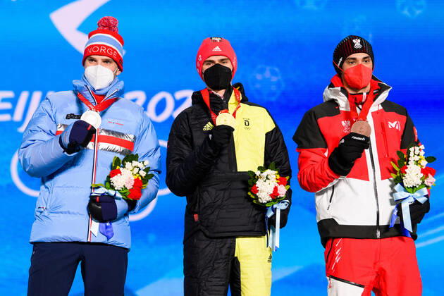 220210 Jorgen Graabak of Norway, Vinzenz Geiger of Germany and Lukas Greiderer of Austria celebrates with medals at the medal ceremony for men?s nordic combined individual during day 6 of the 2022 Winter Olympics on February 10, 2022 in Zhangjiakou. Photo: Vegard Grott BILDBYRAN kod VG VG0235 skidor nordic combined nordisk komination Olympic Games, Olympische Spiele, Olympia, OS olympics winter olympics os ol olympiska spel vinter-os olympiske leker peking peking 2022 beijing 2022 beijing 2022 olympic games beijing 2022 winter olympic games peking-os beijing-ol vinter-ol bbeng medaljeseremoni medaljceremoni medal ceremony norge norway celebration jubel silver Copyright: VEGARDxGRoTT BB220210VG051