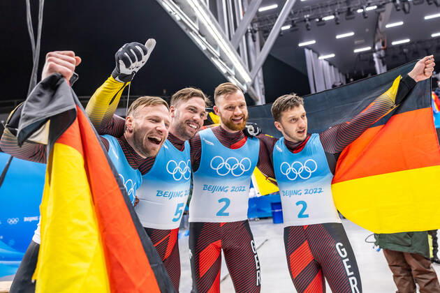 CHN, Olympische Winterspiele, Peking 2022 09.02.2022, National Sliding Centre, Yanqing, CHN, Olympische Winterspiele, Peking 2022, Rodeln, Doppelsitzer, Herren, Medaillen Zeremonie, im Bild Goldmedaillengewinner und Olympiasieger Tobias Wendl und Tobias Arlt (GER), Toni Eggert und Sascha Benecken (GER) Gold medalist and Olympic champion Tobias Wendl and Tobias Arlt (GER) Toni Eggert and Sascha Benecken (GER) during the Medal Award Ceremony of men Luge double seater competition for the Winter Olympic Games, Olympische Spiele, Olympia, OS Beijing 2022. National Sliding Centre in Yanqing, China on 2022 02 09. Yanqing China National Sliding Centre