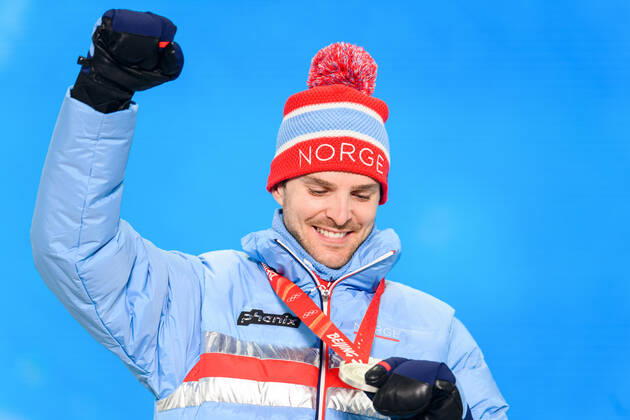 220210 Jorgen Graabak of Norway celebrates with his silver medal at the medal ceremony for men?s nordic combined individual during day 6 of the 2022 Winter Olympics on February 10, 2022 in Zhangjiakou. Photo: Vegard Grott BILDBYRAN kod VG VG0235 skidor nordic combined nordisk komination Olympic Games, Olympische Spiele, Olympia, OS olympics winter olympics os ol olympiska spel vinter-os olympiske leker peking peking 2022 beijing 2022 beijing 2022 olympic games beijing 2022 winter olympic games peking-os beijing-ol vinter-ol bbeng medaljeseremoni medaljceremoni medal ceremony norge norway celebration jubel silver Copyright: VEGARDxGRoTT BB220210VG057