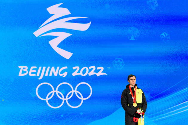 220210 Vinzenz Geiger of Germany celebrates with his gold medal at the medal ceremony for men?s nordic combined individual during day 6 of the 2022 Winter Olympics on February 10, 2022 in Zhangjiakou. Photo: Vegard Grott BILDBYRAN kod VG VG0235 skidor nordic combined nordisk komination Olympic Games, Olympische Spiele, Olympia, OS olympics winter olympics os ol olympiska spel vinter-os olympiske leker peking peking 2022 beijing 2022 beijing 2022 olympic games beijing 2022 winter olympic games peking-os beijing-ol vinter-ol bbeng medaljeseremoni medaljceremoni medal ceremony celebration jubel guld Copyright: VEGARDxGRoTT BB220210VG061