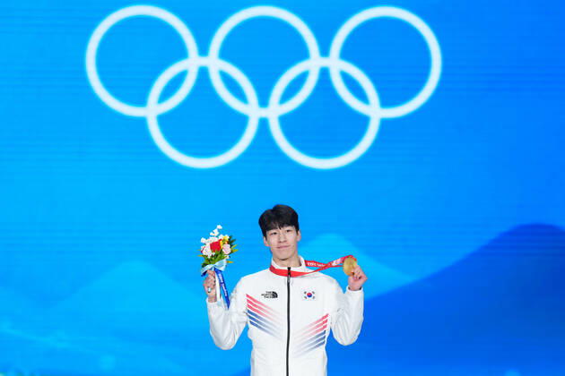 (220210) -- BEIJING, Feb. 10, 2022 -- Gold medalist Hwang Daeheon of South Korea poses during the awarding ceremony of men s 1,500m short track Speed skating, Eisschnelllauf at the Beijing Medals Plaza of the Winter Olympics in Beijing, capital of China, Feb. 10, 2022. ) (BEIJING2022)CHINA-BEIJING-OLYMPIC Winter games, Winterspiele,Spiele, Summer games AWARDING CEREMONY (CN) JuxHuanzong