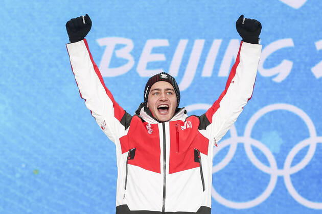 OLYMPICS - Winter Olympic Games, Olympische Spiele, Olympia, OS Beijing 2022 ZHANGJIAKOU,CHINA,10.FEB.22 - OLYMPICS, SNOWBOARDING - Winter Olympic Games Beijing 2022, Snowboard Cross, men, award ceremony. Image shows the rejoicing of Alessandro Haemmerle (AUT)..  GEPAxpictures xPatrickxSteiner