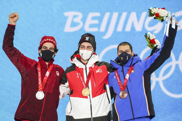 OLYMPICS - Winter Olympic Games, Olympische Spiele, Olympia, OS Beijing 2022 ZHANGJIAKOU,CHINA,10.FEB.22 - OLYMPICS, SNOWBOARDING - Winter Olympic Games Beijing 2022, Snowboard Cross, men, award ceremony. Image shows Eliot Grondin (CAN), Alessandro Haemmerle (AUT) and Omar Visintin (ITA). Keywords: medal. GEPAxpictures xPatrickxSteiner
