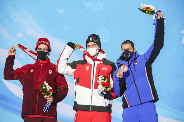 OLYMPICS - Winter Olympic Games, Olympische Spiele, Olympia, OS Beijing 2022 ZHANGJIAKOU,CHINA,10.FEB.22 - OLYMPICS, SNOWBOARDING - Winter Olympic Games Beijing 2022, Snowboard Cross, men, award ceremony. Image shows Eliot Grondin (CAN), Alessandro Haemmerle (AUT) and Omar Visintin (ITA). Keywords: medal. GEPAxpictures xPatrickxSteiner