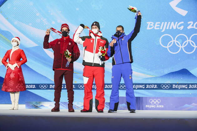 OLYMPICS - Winter Olympic Games, Olympische Spiele, Olympia, OS Beijing 2022 ZHANGJIAKOU,CHINA,10.FEB.22 - OLYMPICS, SNOWBOARDING - Winter Olympic Games Beijing 2022, Snowboard Cross, men, award ceremony. Image shows Eliot Grondin (CAN), Alessandro Haemmerle (AUT) and Omar Visintin (ITA). Keywords: medal. GEPAxpictures xPatrickxSteiner