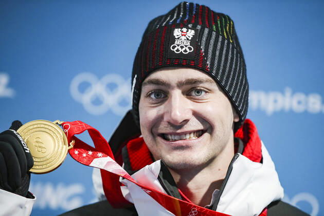 OLYMPICS - Winter Olympic Games, Olympische Spiele, Olympia, OS Beijing 2022 ZHANGJIAKOU,CHINA,10.FEB.22 - OLYMPICS, SNOWBOARDING - Winter Olympic Games Beijing 2022, Snowboard Cross, men, award ceremony. Image shows Alessandro Haemmerle (AUT). Keywords: medal.  GEPAxpictures xPatrickxSteiner
