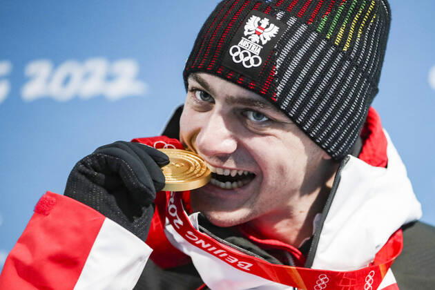 Bilder des Jahres 2022, Sport 02 Februar Sport Themen der Woche KW06 OLYMPICS - Winter Olympic Games, Olympische Spiele, Olympia, OS Beijing 2022 ZHANGJIAKOU,CHINA,10.FEB.22 - OLYMPICS, SNOWBOARDING - Winter Olympic Games Beijing 2022, Snowboard Cross, men, award ceremony. Image shows Alessandro Haemmerle (AUT). Keywords: medal. GEPAxpictures xPatrickxSteiner