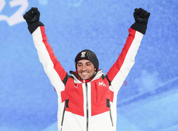 OLYMPICS - Winter Olympic Games, Olympische Spiele, Olympia, OS Beijing 2022 ZHANGJIAKOU,CHINA,10.FEB.22 - OLYMPICS, NORDIC SKIING, NORDIC COMBINED, CROSS COUNTRY - Winter Olympic Games Beijing 2022, 10km Gundersen, men, award ceremony. Image shows the rejoicing of Lukas Greiderer (AUT). GEPAxpictures xPatrickxSteiner