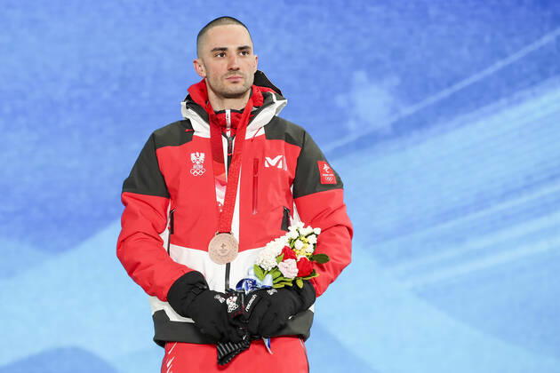 OLYMPICS - Winter Olympic Games, Olympische Spiele, Olympia, OS Beijing 2022 ZHANGJIAKOU,CHINA,10.FEB.22 - OLYMPICS, NORDIC SKIING, NORDIC COMBINED, CROSS COUNTRY - Winter Olympic Games Beijing 2022, 10km Gundersen, men, award ceremony. Image shows Lukas Greiderer (AUT). Keywords: medal. GEPAxpictures xPatrickxSteiner