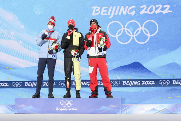 OLYMPICS - Winter Olympic Games, Olympische Spiele, Olympia, OS Beijing 2022 ZHANGJIAKOU,CHINA,10.FEB.22 - OLYMPICS, NORDIC SKIING, NORDIC COMBINED, CROSS COUNTRY - Winter Olympic Games Beijing 2022, 10km Gundersen, men, award ceremony. Image shows Joergen Graabak (NOR), Vinzenz Geiger (GER) and Lukas Greiderer (AUT). Keywords: medal. GEPAxpictures xPatrickxSteiner