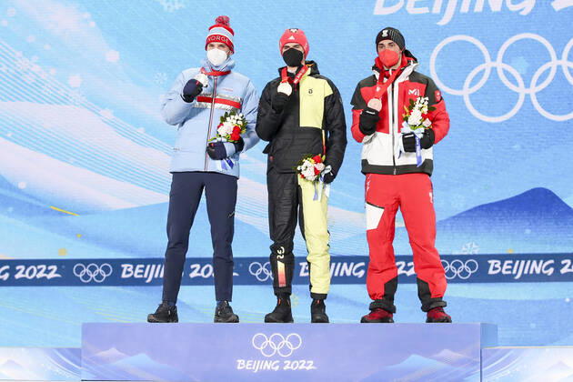 OLYMPICS - Winter Olympic Games, Olympische Spiele, Olympia, OS Beijing 2022 ZHANGJIAKOU,CHINA,10.FEB.22 - OLYMPICS, NORDIC SKIING, NORDIC COMBINED, CROSS COUNTRY - Winter Olympic Games Beijing 2022, 10km Gundersen, men, award ceremony. Image shows Joergen Graabak (NOR), Vinzenz Geiger (GER) and Lukas Greiderer (AUT). Keywords: medal. GEPAxpictures xPatrickxSteiner