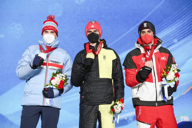 OLYMPICS - Winter Olympic Games, Olympische Spiele, Olympia, OS Beijing 2022 ZHANGJIAKOU,CHINA,10.FEB.22 - OLYMPICS, NORDIC SKIING, NORDIC COMBINED, CROSS COUNTRY - Winter Olympic Games Beijing 2022, 10km Gundersen, men, award ceremony. Image shows Joergen Graabak (NOR), Vinzenz Geiger (GER) and Lukas Greiderer (AUT). Keywords: medal. GEPAxpictures xPatrickxSteiner