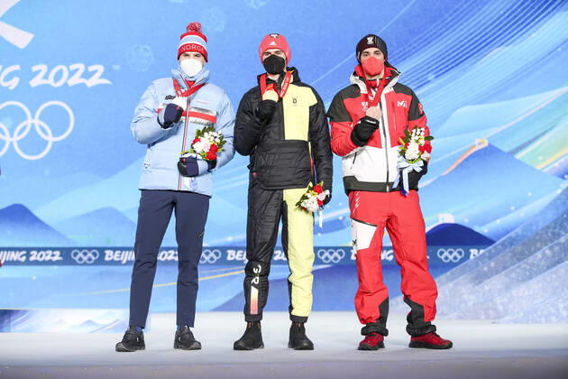 OLYMPICS - Winter Olympic Games, Olympische Spiele, Olympia, OS Beijing 2022 ZHANGJIAKOU,CHINA,10.FEB.22 - OLYMPICS, NORDIC SKIING, NORDIC COMBINED, CROSS COUNTRY - Winter Olympic Games Beijing 2022, 10km Gundersen, men, award ceremony. Image shows Joergen Graabak (NOR), Vinzenz Geiger (GER) and Lukas Greiderer (AUT). Keywords: medal. GEPAxpictures xPatrickxSteiner