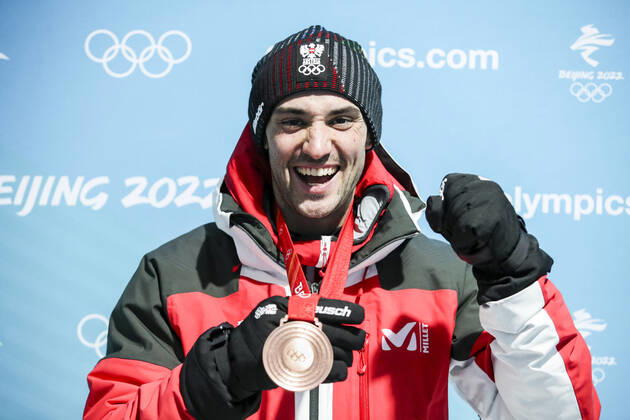 OLYMPICS - Winter Olympic Games, Olympische Spiele, Olympia, OS Beijing 2022 ZHANGJIAKOU,CHINA,10.FEB.22 - OLYMPICS, NORDIC SKIING, NORDIC COMBINED, CROSS COUNTRY - Winter Olympic Games Beijing 2022, 10km Gundersen, men, award ceremony. Image shows Lukas Greiderer (AUT). Keywords: medal. GEPAxpictures xPatrickxSteiner