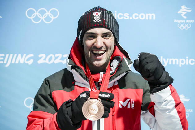 OLYMPICS - Winter Olympic Games, Olympische Spiele, Olympia, OS Beijing 2022 ZHANGJIAKOU,CHINA,10.FEB.22 - OLYMPICS, NORDIC SKIING, NORDIC COMBINED, CROSS COUNTRY - Winter Olympic Games Beijing 2022, 10km Gundersen, men, award ceremony. Image shows Lukas Greiderer (AUT). Keywords: medal. GEPAxpictures xPatrickxSteiner