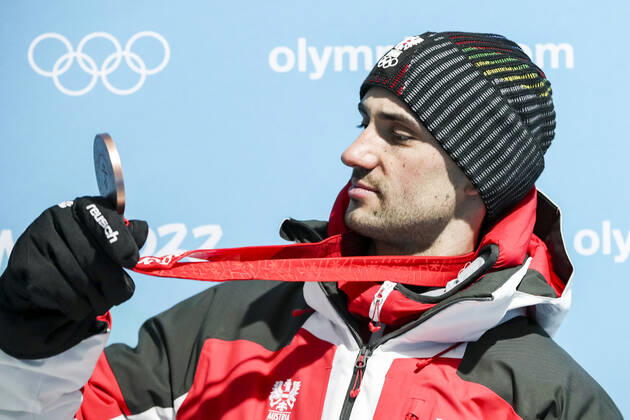 OLYMPICS - Winter Olympic Games, Olympische Spiele, Olympia, OS Beijing 2022 ZHANGJIAKOU,CHINA,10.FEB.22 - OLYMPICS, NORDIC SKIING, NORDIC COMBINED, CROSS COUNTRY - Winter Olympic Games Beijing 2022, 10km Gundersen, men, award ceremony. Image shows Lukas Greiderer (AUT). Keywords: medal. GEPAxpictures xPatrickxSteiner