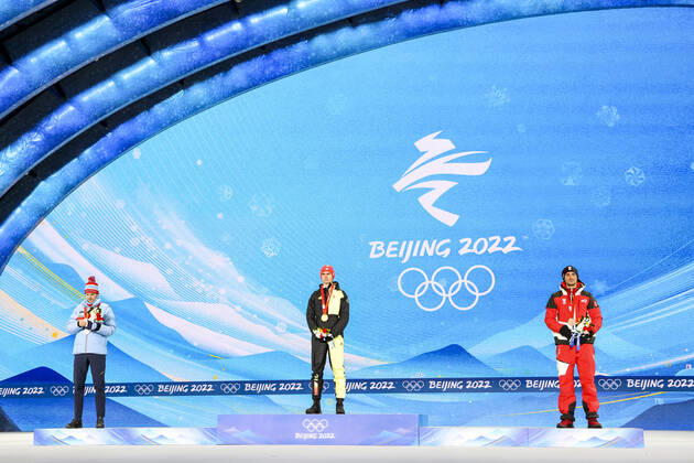 OLYMPICS - Winter Olympic Games, Olympische Spiele, Olympia, OS Beijing 2022 ZHANGJIAKOU,CHINA,10.FEB.22 - OLYMPICS, NORDIC SKIING, NORDIC COMBINED, CROSS COUNTRY - Winter Olympic Games Beijing 2022, 10km Gundersen, men, award ceremony. Image shows Joergen Graabak (NOR), Vinzenz Geiger (GER) and Lukas Greiderer (AUT). Keywords: medal. GEPAxpictures xPatrickxSteiner