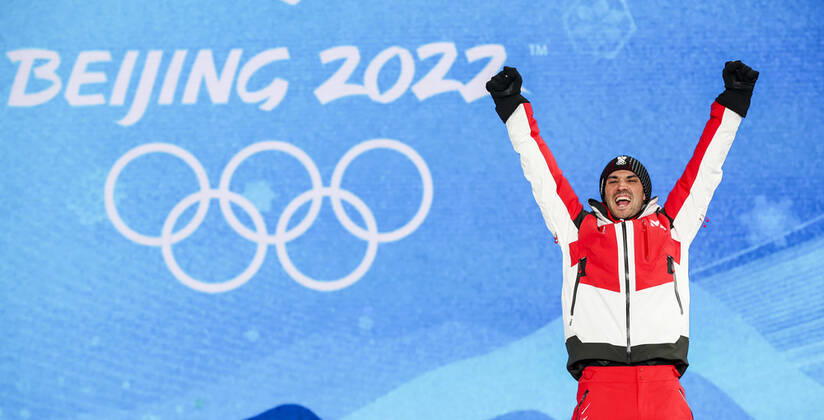 OLYMPICS - Winter Olympic Games, Olympische Spiele, Olympia, OS Beijing 2022 ZHANGJIAKOU,CHINA,10.FEB.22 - OLYMPICS, NORDIC SKIING, NORDIC COMBINED, CROSS COUNTRY - Winter Olympic Games Beijing 2022, 10km Gundersen, men, award ceremony. Image shows the rejoicing of Lukas Greiderer (AUT). GEPAxpictures xPatrickxSteiner