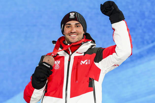 OLYMPICS - Winter Olympic Games, Olympische Spiele, Olympia, OS Beijing 2022 ZHANGJIAKOU,CHINA,10.FEB.22 - OLYMPICS, NORDIC SKIING, NORDIC COMBINED, CROSS COUNTRY - Winter Olympic Games Beijing 2022, 10km Gundersen, men, award ceremony. Image shows the rejoicing of Lukas Greiderer (AUT). Keywords: medal. GEPAxpictures xPatrickxSteiner