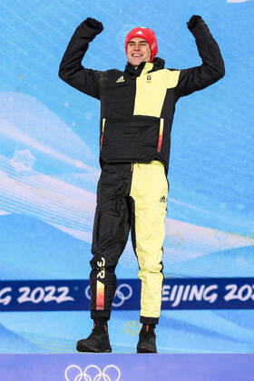 OLYMPICS - Winter Olympic Games, Olympische Spiele, Olympia, OS Beijing 2022 ZHANGJIAKOU,CHINA,10.FEB.22 - OLYMPICS, NORDIC SKIING, NORDIC COMBINED, CROSS COUNTRY - Winter Olympic Games Beijing 2022, 10km Gundersen, men, award ceremony. Image shows the rejoicing of Vinzenz Geiger (GER). GEPAxpictures xPatrickxSteiner