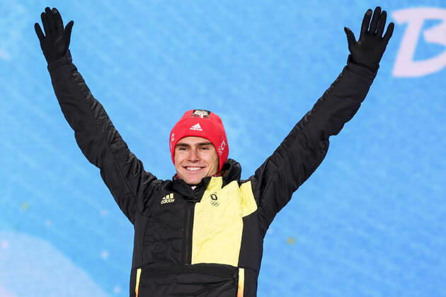 OLYMPICS - Winter Olympic Games, Olympische Spiele, Olympia, OS Beijing 2022 ZHANGJIAKOU,CHINA,10.FEB.22 - OLYMPICS, NORDIC SKIING, NORDIC COMBINED, CROSS COUNTRY - Winter Olympic Games Beijing 2022, 10km Gundersen, men, award ceremony. Image shows the rejoicing of Vinzenz Geiger (GER). GEPAxpictures xPatrickxSteiner