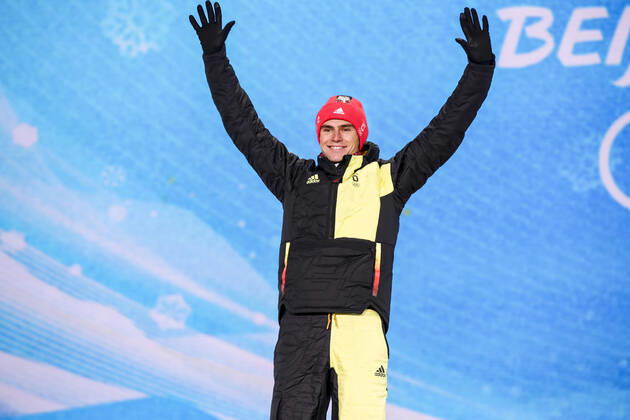 OLYMPICS - Winter Olympic Games, Olympische Spiele, Olympia, OS Beijing 2022 ZHANGJIAKOU,CHINA,10.FEB.22 - OLYMPICS, NORDIC SKIING, NORDIC COMBINED, CROSS COUNTRY - Winter Olympic Games Beijing 2022, 10km Gundersen, men, award ceremony. Image shows the rejoicing of Vinzenz Geiger (GER). GEPAxpictures xPatrickxSteiner