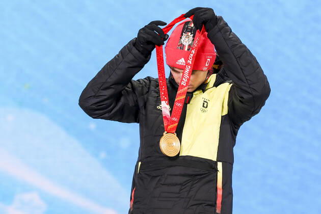 OLYMPICS - Winter Olympic Games, Olympische Spiele, Olympia, OS Beijing 2022 ZHANGJIAKOU,CHINA,10.FEB.22 - OLYMPICS, NORDIC SKIING, NORDIC COMBINED, CROSS COUNTRY - Winter Olympic Games Beijing 2022, 10km Gundersen, men, award ceremony. Image shows Vinzenz Geiger (GER). Keywords: medal. GEPAxpictures xPatrickxSteiner