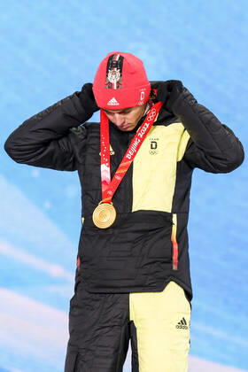 OLYMPICS - Winter Olympic Games, Olympische Spiele, Olympia, OS Beijing 2022 ZHANGJIAKOU,CHINA,10.FEB.22 - OLYMPICS, NORDIC SKIING, NORDIC COMBINED, CROSS COUNTRY - Winter Olympic Games Beijing 2022, 10km Gundersen, men, award ceremony. Image shows Vinzenz Geiger (GER). Keywords: medal. GEPAxpictures xPatrickxSteiner