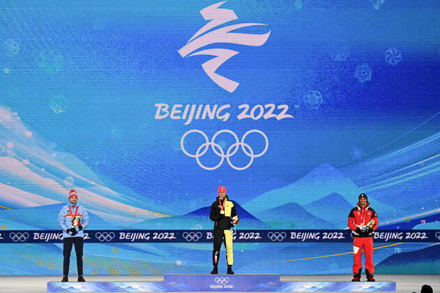 (220210) -- ZHANGJIAKOU, Feb. 10, 2022 -- Gold medalist Vinzenz Geiger (C) of Germany, silver medalist Joergen Graabak (L) of Norway and bronze medalist Lukas Greiderer of Austria pose during the awarding ceremony of Nordic Combined Individual Gundersen Normal Hill 10km at Zhangjiakou Medals Plaza of the Winter Olympics in Zhangjiakou, north China s Hebei Province, Feb. 10, 2022. ) (BEIJING2022)CHINA- ZHANGJIAKOU-OLYMPIC Winter games, Winterspiele,Spiele, Summer games AWARDING CEREMONY (CN) FengxKaihua 