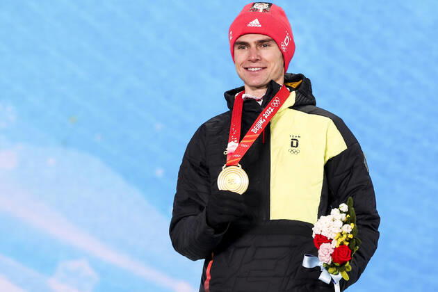 OLYMPICS - Winter Olympic Games, Olympische Spiele, Olympia, OS Beijing 2022 ZHANGJIAKOU,CHINA,10.FEB.22 - OLYMPICS, NORDIC SKIING, NORDIC COMBINED, CROSS COUNTRY - Winter Olympic Games Beijing 2022, 10km Gundersen, men, award ceremony. Image shows Vinzenz Geiger (GER). Keywords: medal. GEPAxpictures xPatrickxSteiner