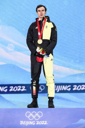 OLYMPICS - Winter Olympic Games, Olympische Spiele, Olympia, OS Beijing 2022 ZHANGJIAKOU,CHINA,10.FEB.22 - OLYMPICS, NORDIC SKIING, NORDIC COMBINED, CROSS COUNTRY - Winter Olympic Games Beijing 2022, 10km Gundersen, men, award ceremony. Image shows Vinzenz Geiger (GER). Keywords: medal. GEPAxpictures xPatrickxSteiner