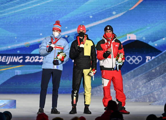 (220210) -- ZHANGJIAKOU, Feb. 10, 2022 -- Gold medalist Vinzenz Geiger (C) of Germany, Silver medalist Joergen Graabak (L) of Norway and Bronze medalist Lukas Greiderer of Austria pose during the awarding ceremony of Nordic Combined Individual Gundersen Normal Hill 10km at Zhangjiakou Medals Plaza of the Winter Olympics in Zhangjiakou, north China s Hebei Province, Feb. 10, 2022. ) (BEIJING2022)CHINA- ZHANGJIAKOU-OLYMPIC Winter games, Winterspiele,Spiele, Summer games AWARDING CEREMONY (CN) FengxKaihua 