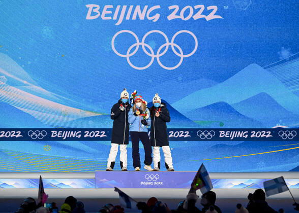(220210) -- ZHANGJIAKOU, Feb. 10, 2022 -- Gold medalist Therese Johaug (C) of Norway, silver medalist Kerttu Niskanen (L) of Finland and bronze medalist Krista Parmakoski of Finland pose during the awarding ceremony of cross-country skiing women s 10km classic at Zhangjiakou Medals Plaza of the Winter Olympics in Zhangjiakou, north China s Hebei Province, Feb. 10, 2022. ) (BEIJING2022)CHINA- ZHANGJIAKOU-OLYMPIC Winter games, Winterspiele,Spiele, Summer games AWARDING CEREMONY (CN) FengxKaihua 