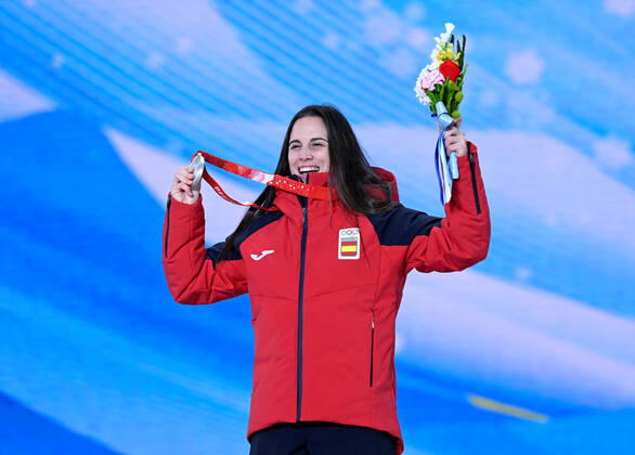 (220210) -- ZHANGJIAKOU, Feb. 10, 2022 -- Silver medalist Queralt Castellet of Spain reacts during the awarding ceremony of women s snowboard halfpipe at Zhangjiakou Medals Plaza of the Winter Olympics in Zhangjiakou, north China s Hebei Province, Feb. 10, 2022. ) (BEIJING2022)CHINA- ZHANGJIAKOU-OLYMPIC Winter games, Winterspiele,Spiele, Summer games AWARDING CEREMONY (CN) DaixTianfang 