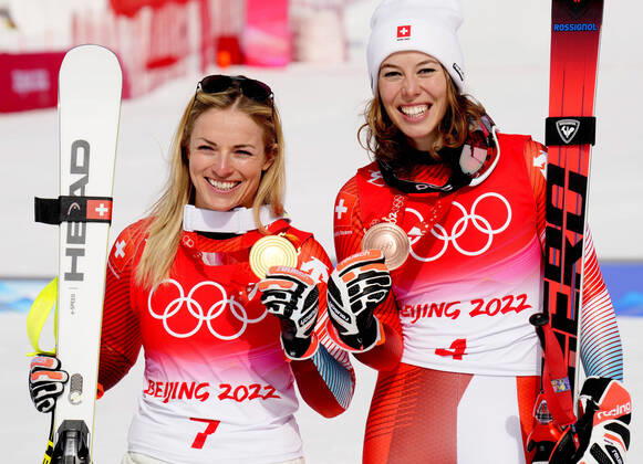 Bilder des Jahres 2022, Sport 02 Februar Sport Themen der Woche KW06 Sport Bilder des Tages Lara Gut-Behrami (L) and Michelle Gisin both of Switzerland shows off their gold (L) and bronze medals in women s Super-G at the Winter Olympics in Beijing on Friday February 11, 2022.  OLY20220211407 RICKxTxWILKING
