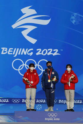 2022 Olympic Winter games, Winterspiele,Spiele, Summer games Figure skating, Eiskunstlauf BEIJING, CHINA, FEB 10: Yuma Kagiyama (JON) celebrates winning the silver medal, Nathen Chen (USA) celebrates winning the gold medal and Shoma celebrates winning the bronze medal during the medals ceremony for Men s Figure Skating at the Beijing 2022 Olympic Winter Games at Beijing Medals Plaza. Beijing Beijing Medals Plaza China 7154_252123 Copyright: xDavidxMcIntyre PentaxPressx