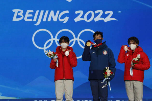 2022 Olympic Winter games, Winterspiele,Spiele, Summer games Figure skating, Eiskunstlauf BEIJING, CHINA, FEB 10: Yuma Kagiyama (JON) celebrates winning the silver medal, Nathen Chen (USA) celebrates winning the gold medal and Shoma celebrates winning the bronze medal during the medals ceremony for Men s Figure Skating at the Beijing 2022 Olympic Winter Games at Beijing Medals Plaza. Beijing Beijing Medals Plaza China 7154_252127 Copyright: xDavidxMcIntyre PentaxPressx