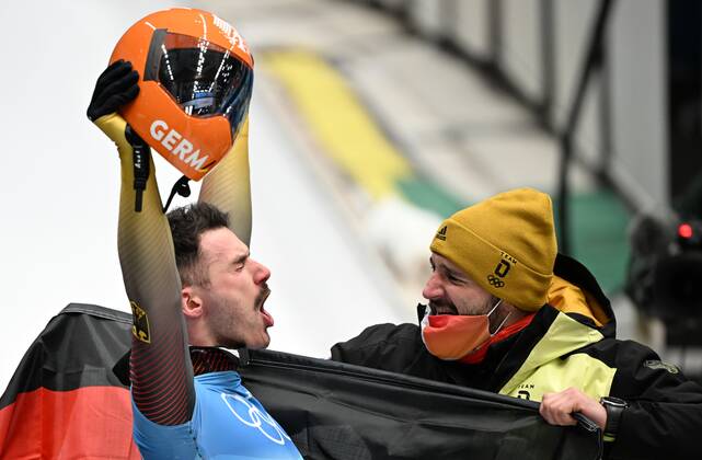 ?hina Olympics 2022 Skeleton Men 8111662 11.02.2022 Germany s Axel Jungk celebrates winning the silver medal after the men s skeleton heats during the Beijing 2022 Winter Olympic Games, Olympische Spiele, Olympia, OS at the National Sliding Centre in Yanqing, China. Vladimir Astapkovich Sputnik Yanqing China  Copyright: xVladimirxAstapkovichx