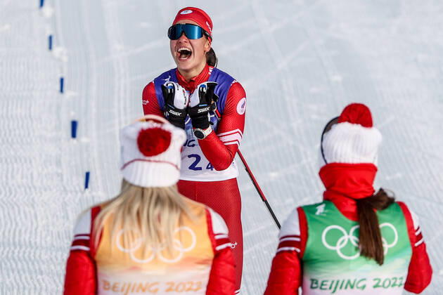 Bilder des Jahres 2022, Sport 02 Februar Sport Themen der Woche KW06 ZHANGJIAKOU, CHINA - FEBRUARY 12, 2022: Veronika Stepanova (C), Tatyana Sorina and Natalya Nepryayeva (L-R bottom) of Team ROC at the finish of the women s cross-country skiing 4 x 5km relay race at the 2022 Winter Olympic Games, Olympische Spiele, Olympia, OS at the National Cross-Country Skiing Centre. Sergei Bobylev TASS  TS1229C1